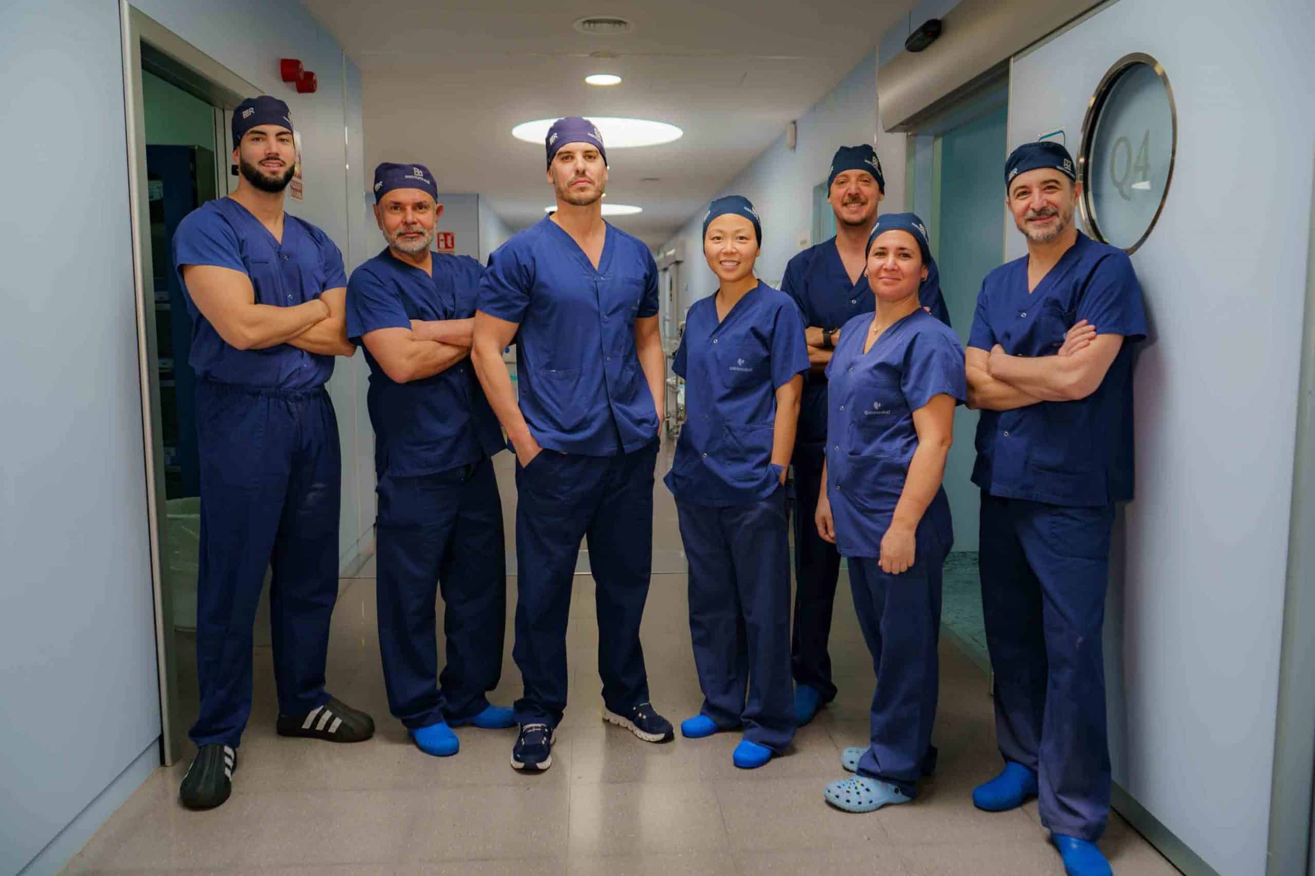 Equipo médico de Instituto Rubí en quirófano